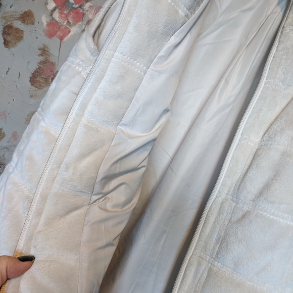 Lady Hathaway soft puff vest.  Lg - Picture 5 of 5